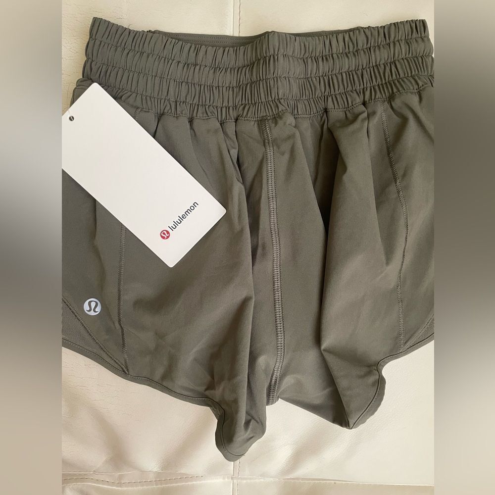 NWT Lululemon Hotty Hot High-Rise Short 2.5" SIZE 2. 4 army green NWT olive